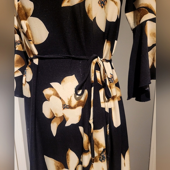 Black and Floral Dress Size Medium - Picture 6 of 7